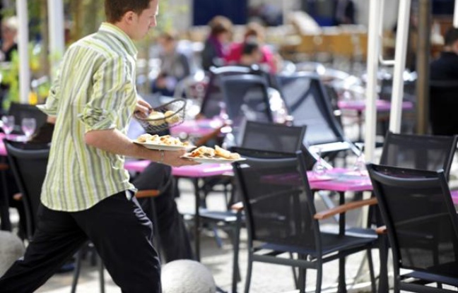Un serveur dans un restaurant à Montpellier en mars 2009. Un serveur dans un restaurant à Montpellier en mars 2009.