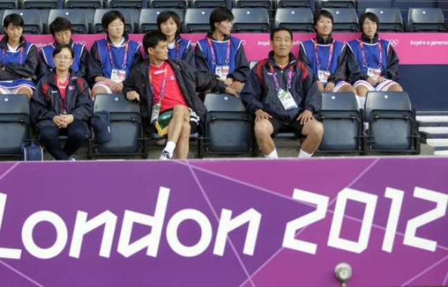Le Premier ministre britannique David Cameron a estimé jeudi que la confusion entre les drapeaux nord-coréen et sud-coréen lors du tournoi de football dames des jeux Olympiques mercredi était "une erreur commise de bonne foi", qui "n'aurait pas dû se produire". Le Premier ministre britannique David Cameron a estimé jeudi que la confusion entre les drapeaux nord-coréen et sud-coréen lors du tournoi de football dames des jeux Olympiques mercredi était "une erreur commise de bonne foi", qui "n'aurait pas dû se produire".
