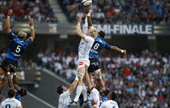 Le montpelliérain Alexandre Bias sur une touche avec le castrais Antonie Claassen lors de la 1/2 finale de Top 14 Montpellier vs Castres. Le montpelliérain Alexandre Bias sur une touche avec le castrais Antonie Claassen lors de la 1/2 finale de Top 14 Montpellier vs Castres.