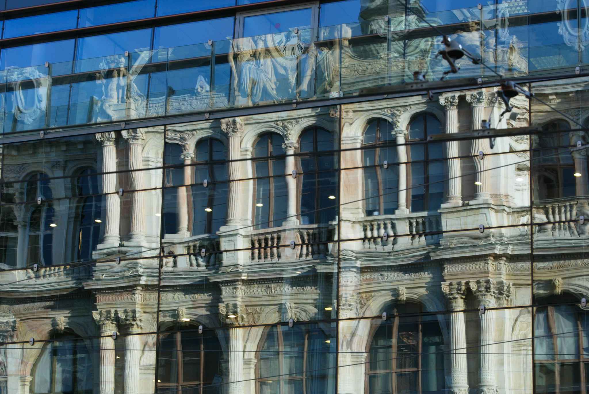 La CCI (Chambre de Commerce et du0026#39;Industrie de Lyon se reflu00e8te dans l ...