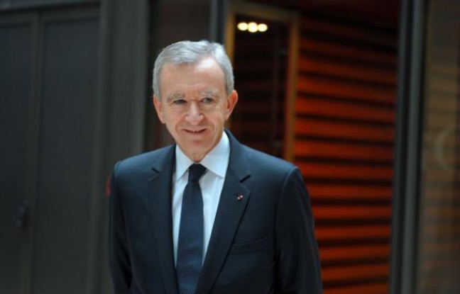 Le patron de LVMH Bernard Arnault a tenté dimanche de désamorcer la polémique ouverte par sa demande de naturalisation belge, récusant tout geste "politique" et réaffirmant qu'il allait continuer à payer ses impôts en France, en plein débat sur les projets fiscaux du gouvernement. Le patron de LVMH Bernard Arnault a tenté dimanche de désamorcer la polémique ouverte par sa demande de naturalisation belge, récusant tout geste "politique" et réaffirmant qu'il allait continuer à payer ses impôts en France, en plein débat sur les projets fiscaux du gouvernement.