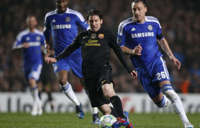 Le Barcelonais Lionel Messi face à l'Anglais John Terry, le 18 avril 2012, à Stamford-Bridge. Le Barcelonais Lionel Messi face à l'Anglais John Terry, le 18 avril 2012, à Stamford-Bridge.