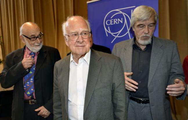 Le physicien britannique Peter Higgs, entouré du physicien belge François Englert, à gauche, et du directeur général du Cern, le 4 juillet 2012 Le physicien britannique Peter Higgs, entouré du physicien belge François Englert, à gauche, et du directeur général du Cern, le 4 juillet 2012
