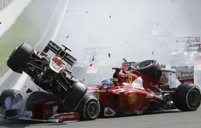 Les voitures de Romain Grosjean et de Fernando Alonso, le 2 septembre 2012 en Belgique. Les voitures de Romain Grosjean et de Fernando Alonso, le 2 septembre 2012 en Belgique.