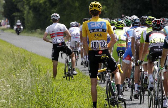 Le maillot jaune du Tour de France, Bradley Wiggins, urine sur le bord de la route, le 11 juin 2012. Le maillot jaune du Tour de France, Bradley Wiggins, urine sur le bord de la route, le 11 juin 2012.