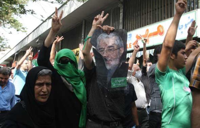 Des partisans de l'opposition manifestent à Téhéran le 18 septembre 2009. Des partisans de l'opposition manifestent à Téhéran le 18 septembre 2009.
