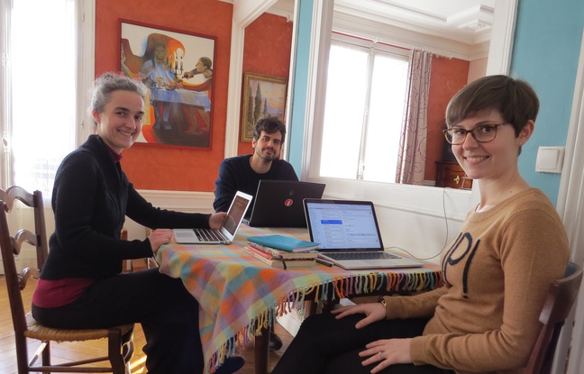 Laura Choisy (première en partant de la droite), cofondatrice de Cohome lors d'une journée de travail organisée dans l'appartement de Claire (à gauche) le 16 février 2016. Laura Choisy (première en partant de la droite), cofondatrice de Cohome lors d'une journée de travail organisée dans l'appartement de Claire (à gauche) le 16 février 2016.