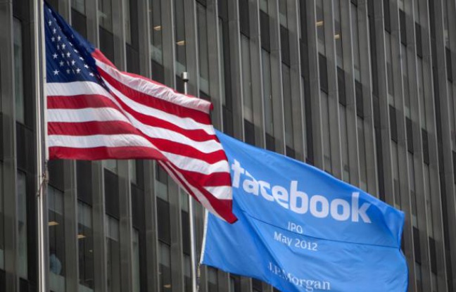 Un drapeau Facebook flotte sur la façade de la banque JP Morgan Chase, à New York, le 4 mai 2012, en attendant l'entrée en Bourse du réseau social. Un drapeau Facebook flotte sur la façade de la banque JP Morgan Chase, à New York, le 4 mai 2012, en attendant l'entrée en Bourse du réseau social.
