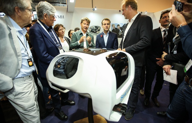 Alain Thebault présente une maquette de son Sea Bubble à Emmanuel Macron au salon Viva Technology. Alain Thebault présente une maquette de son Sea Bubble à Emmanuel Macron au salon Viva Technology.
