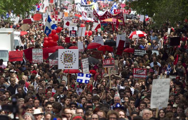 Des milliers de manifestants dans les rues de Montréal, le 22 mai 2012 Des milliers de manifestants dans les rues de Montréal, le 22 mai 2012