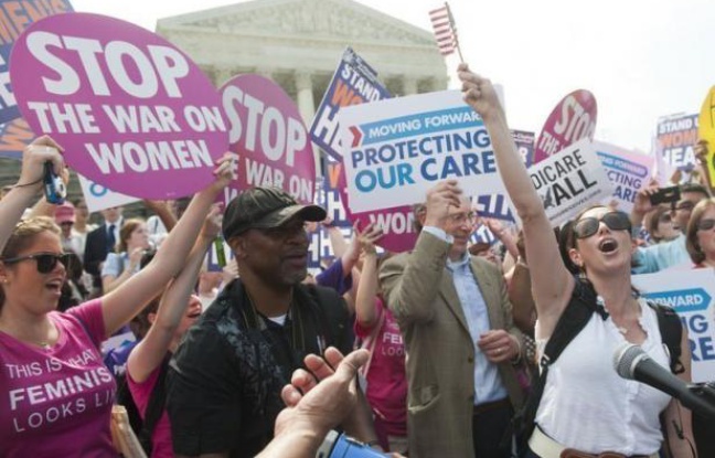 La Cour suprême des Etats-Unis a validé jeudi la réforme de l'assurance maladie , une décision qui touche des millions d'Américains dépourvus de toute couverture et accorde une victoire retentissante à Barack Obama, en pleine campagne pour sa réélection. La Cour suprême des Etats-Unis a validé jeudi la réforme de l'assurance maladie , une décision qui touche des millions d'Américains dépourvus de toute couverture et accorde une victoire retentissante à Barack Obama, en pleine campagne pour sa réélection.