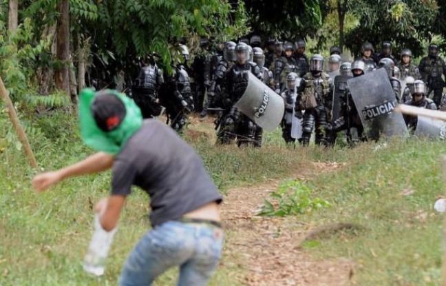 Après des jours de tensions dans le sud-ouest de la Colombie, un dialogue s'est ouvert jeudi sous les auspices d'un délégué de l'ONU avec une grande communauté indigène qui réclame le départ de l'armée et de la guérilla de son territoire, a-t-on appris de sources concordantes. Après des jours de tensions dans le sud-ouest de la Colombie, un dialogue s'est ouvert jeudi sous les auspices d'un délégué de l'ONU avec une grande communauté indigène qui réclame le départ de l'armée et de la guérilla de son territoire, a-t-on appris de sources concordantes.