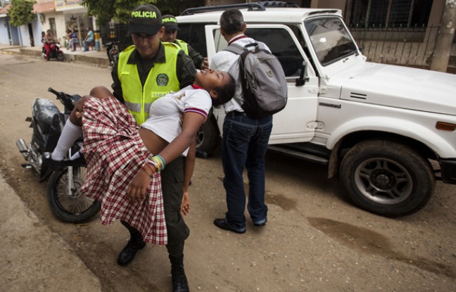 Une adolescente transportée à l'hôpital après s'être évanouie à El Carmen de Bolivar en Colombie, le 3 septembre 2014. Une adolescente transportée à l'hôpital après s'être évanouie à El Carmen de Bolivar en Colombie, le 3 septembre 2014.