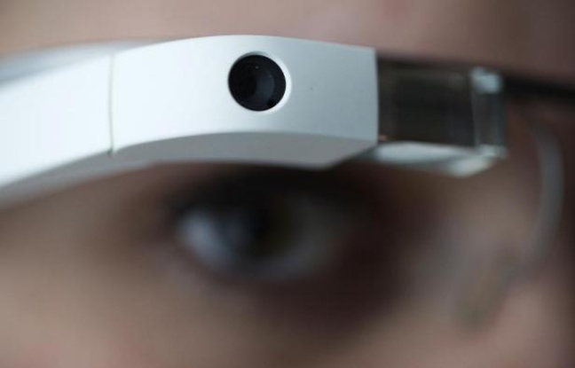 Gros plan sur les Google Glass, testées comme guide hi-tech pour l'exposition Niki de Saint Phalle à Paris Gros plan sur les Google Glass, testées comme guide hi-tech pour l'exposition Niki de Saint Phalle à Paris