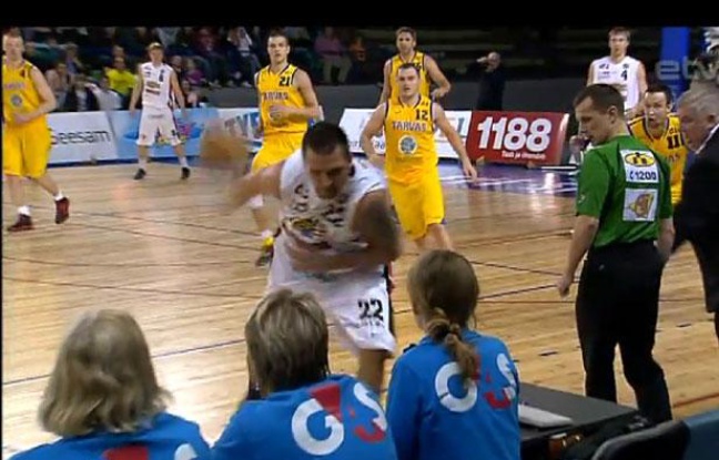 Le Letton Armands Skele tire de dos pour inscrire un panier à trois points, le 23 avril 2012, en Estonie. Le Letton Armands Skele tire de dos pour inscrire un panier à trois points, le 23 avril 2012, en Estonie.