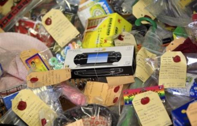 Certains des milliers de jouets contrefaits importés de Chine, saisis en fin de semaine dernière à Lyon, peuvent "être dangereux pour les enfants", a indiqué mercredi la police à Lyon, lors d'une conférence de presse. Certains des milliers de jouets contrefaits importés de Chine, saisis en fin de semaine dernière à Lyon, peuvent "être dangereux pour les enfants", a indiqué mercredi la police à Lyon, lors d'une conférence de presse.