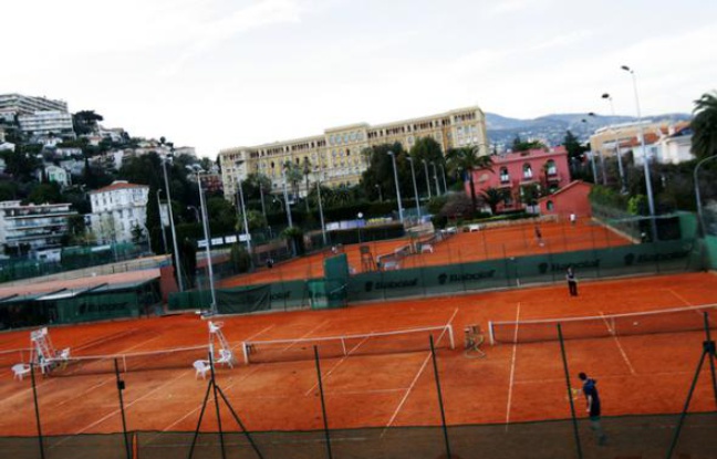 C'est au pied du lycée du Parc Impérial, à côté de l'ancienne résidence de Suzanne Lenglen et à deux pas du centre-ville de Nice que se tiendra l'Open C'est au pied du lycée du Parc Impérial, à côté de l'ancienne résidence de Suzanne Lenglen et à deux pas du centre-ville de Nice que se tiendra l'Open