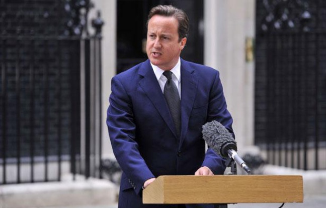 Le Premier ministre britannique David Cameron a tenu une conférence de presse mardi matin devant le 10 Downing Street, à Londres, à propos des émeutes que connaît le pays depuis trois jours. Le Premier ministre britannique David Cameron a tenu une conférence de presse mardi matin devant le 10 Downing Street, à Londres, à propos des émeutes que connaît le pays depuis trois jours.