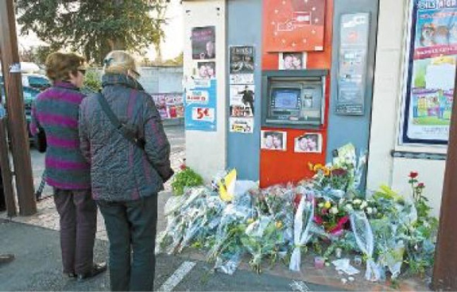 Trois militaires ont été pris pour cible, jeudidernier, à Montauban. Deux sont décédés sur le coup. Le troisième, touché à la moelle épinière, était toujours dans le coma dimanche soir. Trois militaires ont été pris pour cible, jeudidernier, à Montauban. Deux sont décédés sur le coup. Le troisième, touché à la moelle épinière, était toujours dans le coma dimanche soir.