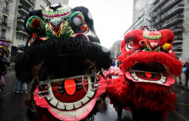 Des dragons animent le nouvel an chinois le 14 février 2016 à Paris Des dragons animent le nouvel an chinois le 14 février 2016 à Paris