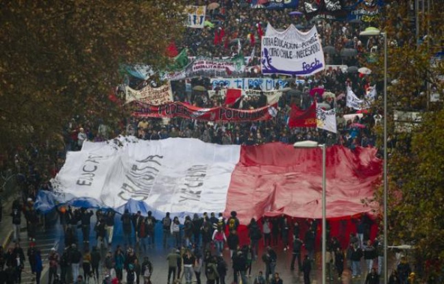 Des dizaines de milliers d'étudiants sont à nouveau descendus dans les rues de Santiago jeudi pour réclamer une profonde réforme du système éducatif, considéré comme injuste et de mauvaise qualité, formant la plus grosse manifestation de l'année sur ce thème. Des dizaines de milliers d'étudiants sont à nouveau descendus dans les rues de Santiago jeudi pour réclamer une profonde réforme du système éducatif, considéré comme injuste et de mauvaise qualité, formant la plus grosse manifestation de l'année sur ce thème.