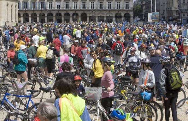 Grand rassemblement de cyclistes à Paris à l'occasion de la 13e édition de la Fête du vélo en 2009. Grand rassemblement de cyclistes à Paris à l'occasion de la 13e édition de la Fête du vélo en 2009.