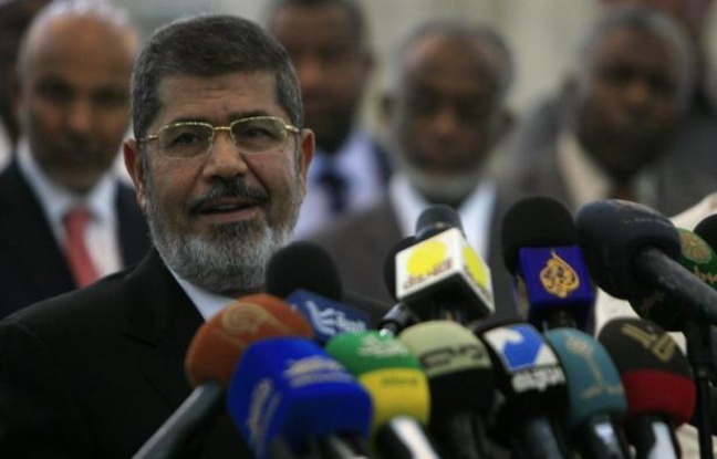 Neuf nouveaux ministres, dont au moins deux font partie des Frères musulmans du président Mohamed Morsi, ont été nommés mardi en Egypte dans le cadre d'un remaniement qui ne répond pas aux demandes répétées de l'opposition d'un gouvernement d'union nationale. Neuf nouveaux ministres, dont au moins deux font partie des Frères musulmans du président Mohamed Morsi, ont été nommés mardi en Egypte dans le cadre d'un remaniement qui ne répond pas aux demandes répétées de l'opposition d'un gouvernement d'union nationale.
