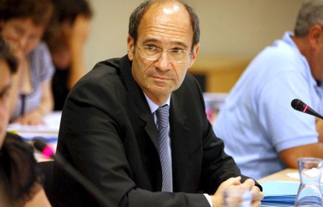 Le ministre du Tavail Eric Woerth lors du conseil municipal de Chantilly, dont il est le maire, le 25 juin 2010. Le ministre du Tavail Eric Woerth lors du conseil municipal de Chantilly, dont il est le maire, le 25 juin 2010.