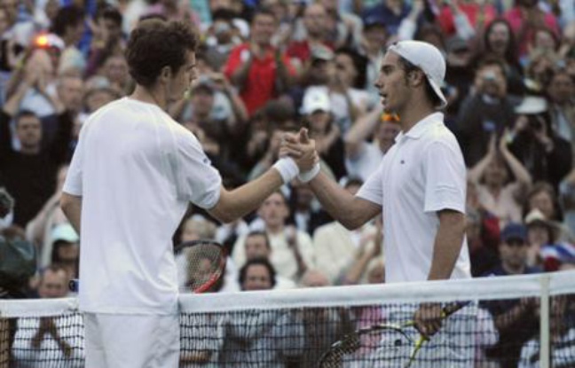 Britain's Andy Murray (L) shakes hands with Richard Gasquet of France (R) after winning their match Gasquet at the Wimbledon tennis championships in London June 30, 2008. REUTERS/Toby Melville (BRITAIN) Britain's Andy Murray (L) shakes hands with Richard Gasquet of France (R) after winning their match Gasquet at the Wimbledon tennis championships in London June 30, 2008. REUTERS/Toby Melville (BRITAIN)