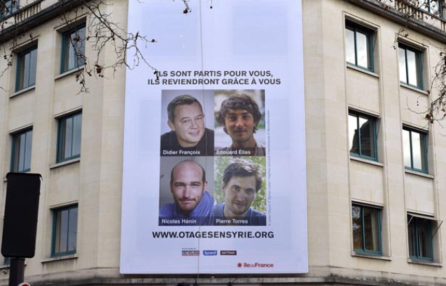 Mise en place de l'affiche en soutient aux otages francais en Syrie à Paris le 6 janvier 2014 Mise en place de l'affiche en soutient aux otages francais en Syrie à Paris le 6 janvier 2014