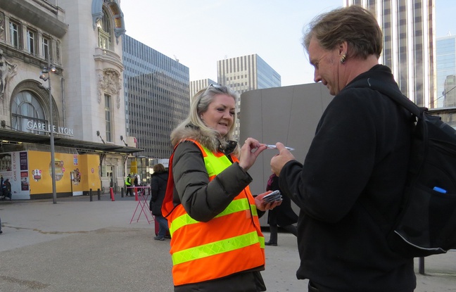 La distribution de cendriers de poche ce mardi devant la gare de Lyon La distribution de cendriers de poche ce mardi devant la gare de Lyon