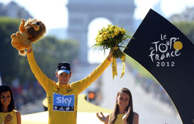 Le Britannique Bradley Wiggins célèbre sa victoire sur le 99e Tour de France, à Paris, le 22 juillet 2012. Le Britannique Bradley Wiggins célèbre sa victoire sur le 99e Tour de France, à Paris, le 22 juillet 2012.