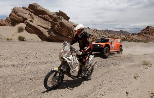 Le pilote Américain Robby Gordon (en voiture) lors du dépassement du motard Eric Palante sur le Dakar, le 4 janvier 2012 entre san Juan et Chilecito, en Argentine. Le pilote Américain Robby Gordon (en voiture) lors du dépassement du motard Eric Palante sur le Dakar, le 4 janvier 2012 entre san Juan et Chilecito, en Argentine.