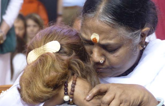 Pontoise, le 19 octobre 2014. Amma, gourou indienne, est venue en France donner le "darshan" (étreinte) à ses fidèles. Pontoise, le 19 octobre 2014. Amma, gourou indienne, est venue en France donner le "darshan" (étreinte) à ses fidèles.
