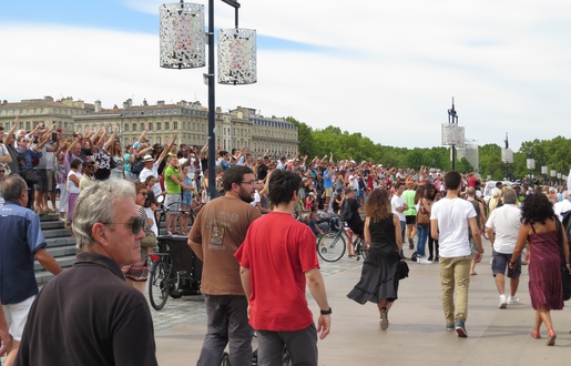 L'HERMIONE QUITTE BORDEAUX POUR REJOINDRE ROCHEFORT 515x330_appareils-photos-telephones-rives-bateau