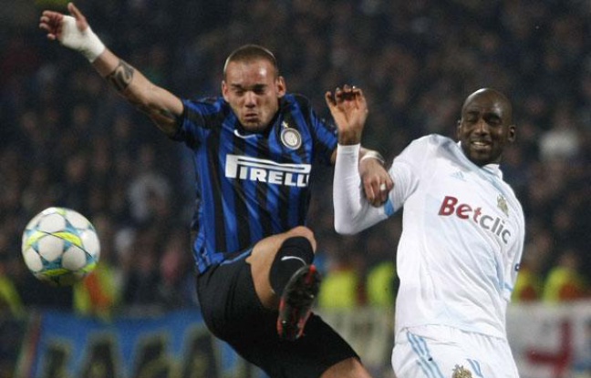 Le Marseillais Alou Diarra à la lutte avec Wesley Sneijder de l'Inter Milan, le 22 février 2012 à Marseille. Le Marseillais Alou Diarra à la lutte avec Wesley Sneijder de l'Inter Milan, le 22 février 2012 à Marseille.
