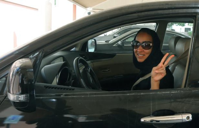 La militante Manal al Sharif conduit à Dubai (Emirats arabes unis), le 22 octobre, en signe de solidarité avec les Saoudiennes qui n'en ont pas le droit. La militante Manal al Sharif conduit à Dubai (Emirats arabes unis), le 22 octobre, en signe de solidarité avec les Saoudiennes qui n'en ont pas le droit.