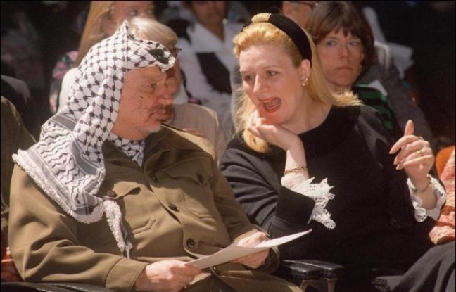 Un cabinet d'avocats parisien a annoncé mardi avoir été chargé par la veuve de Yasser Arafat de préparer une plainte après la découverte de quantités anormales de polonium sur des effets personnels de l'ex-dirigeant palestinien, qui a relancé la thèse d'un empoisonnement. Un cabinet d'avocats parisien a annoncé mardi avoir été chargé par la veuve de Yasser Arafat de préparer une plainte après la découverte de quantités anormales de polonium sur des effets personnels de l'ex-dirigeant palestinien, qui a relancé la thèse d'un empoisonnement.