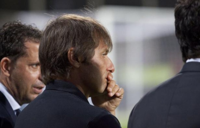 La Fifa a étendu au monde entier la suspension de dix mois de l'entraîneur de la Juventus de Turin, Antonio Conte, sanctionné par la Fédération italienne de football (FIGC) dans le scandale des matches truqués, a annoncé vendredi la Fédération internationale dans un communiqué. La Fifa a étendu au monde entier la suspension de dix mois de l'entraîneur de la Juventus de Turin, Antonio Conte, sanctionné par la Fédération italienne de football (FIGC) dans le scandale des matches truqués, a annoncé vendredi la Fédération internationale dans un communiqué.