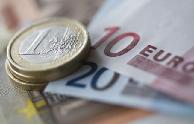 Des pièces et des billets en euros. Des pièces et des billets en euros.