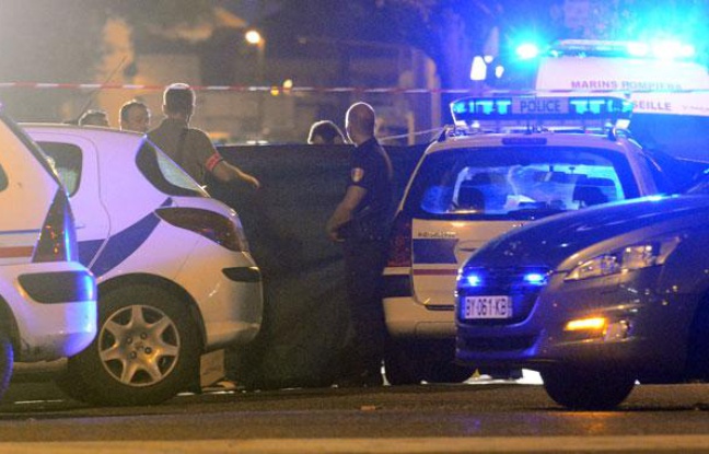 La police sur les lieux de la mort d'un jeune homme de 25 ans dans un règlement de comptes, à Marseille, le 30 août 2012. La police sur les lieux de la mort d'un jeune homme de 25 ans dans un règlement de comptes, à Marseille, le 30 août 2012.