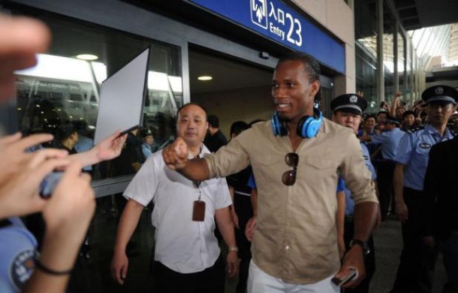 L'international ivoirien Didier Drogba a été accueilli samedi par environ 750 fans en liesse à son arrivée à Shanghai, où il a signé un contrat de deux ans et demi qui devrait faire de lui l'un des joueurs les mieux payés au monde. L'international ivoirien Didier Drogba a été accueilli samedi par environ 750 fans en liesse à son arrivée à Shanghai, où il a signé un contrat de deux ans et demi qui devrait faire de lui l'un des joueurs les mieux payés au monde.