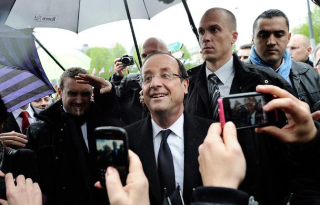 François Hollande en déplacement à Bourges (Cher), le 27 avril 2012. François Hollande en déplacement à Bourges (Cher), le 27 avril 2012.