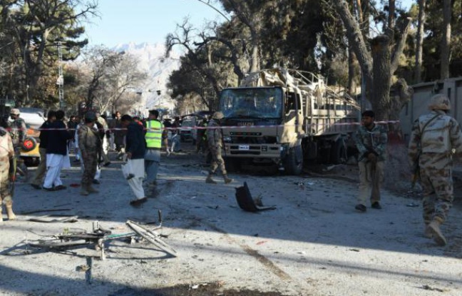 Des soldats pakistanais sur les lieux d'un attentat à la bombe à Quetta, le 6 février 2016 Des soldats pakistanais sur les lieux d'un attentat à la bombe à Quetta, le 6 février 2016