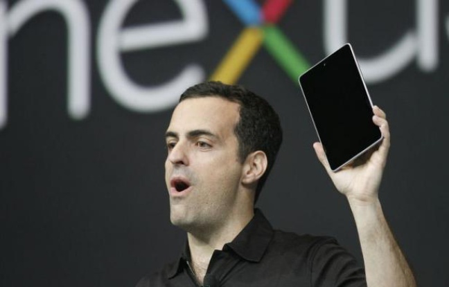 Google s'est lancé dans la guerre des tablettes électroniques en dévoilant mercredi sa Nexus 7, une porte d'accès aux ventes de films, livres ou films sur le magasin en ligne du géant de l'internet, destinée à concurrencer l'iPad d'Apple. Google s'est lancé dans la guerre des tablettes électroniques en dévoilant mercredi sa Nexus 7, une porte d'accès aux ventes de films, livres ou films sur le magasin en ligne du géant de l'internet, destinée à concurrencer l'iPad d'Apple.