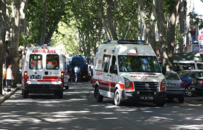 Des policiers turcs et des secours se rendent sur les lieux d'une puissante explosion dans la capitale Ankara, le 20 septembre 2011 Des policiers turcs et des secours se rendent sur les lieux d'une puissante explosion dans la capitale Ankara, le 20 septembre 2011