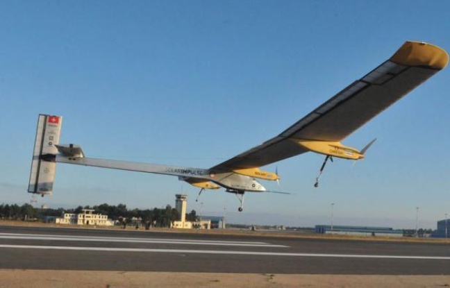 Après un premier échec la semaine dernière, l'avion solaire suisse Solar Impulse effectuait jeudi une nouvelle tentative pour relier Rabat à Ouarzazate, dans le sud marocain, un vol à hauts risques en raison du climat quasi-désertique. Après un premier échec la semaine dernière, l'avion solaire suisse Solar Impulse effectuait jeudi une nouvelle tentative pour relier Rabat à Ouarzazate, dans le sud marocain, un vol à hauts risques en raison du climat quasi-désertique.