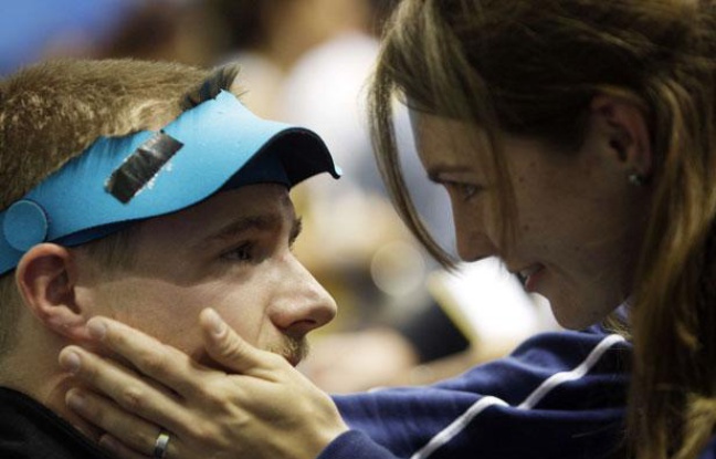 Matthew Emmons consolé par sa femme Katarina après son échec aux Jeux de Pékin le 17 août 2008 Matthew Emmons consolé par sa femme Katarina après son échec aux Jeux de Pékin le 17 août 2008