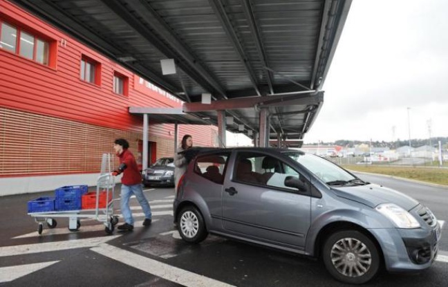 Alors que de plus en plus de consommateurs font leurs courses sur internet avant d'aller les chercher au magasin, le "drive", un premier comparateur de prix de ce nouveau mode de consommation vient d'être lancé pour aider le consommateur à réaliser toujours plus d'économies. Alors que de plus en plus de consommateurs font leurs courses sur internet avant d'aller les chercher au magasin, le "drive", un premier comparateur de prix de ce nouveau mode de consommation vient d'être lancé pour aider le consommateur à réaliser toujours plus d'économies.