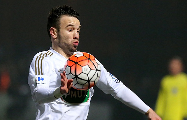 Mathieu Valbuena lors du match de coupe de France Chambly-Lyon, le 20 janvier 2016. Mathieu Valbuena lors du match de coupe de France Chambly-Lyon, le 20 janvier 2016.